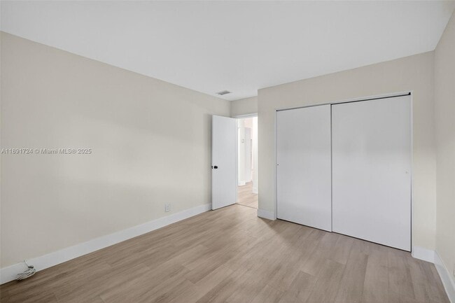 Building Photo - 615 NE 26th St