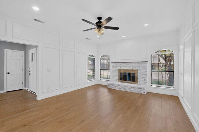 Building Photo - Beautifully Renovated Home In Carrollton Ready For Move-in
