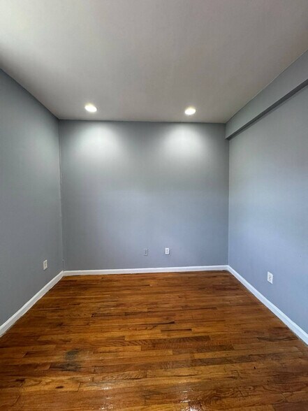 Building Photo - 489 Avon Ave