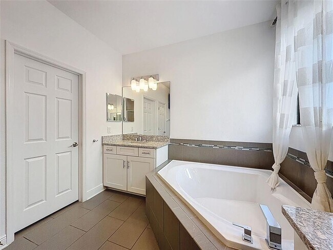 Building Photo - 10701 Laurel Vista Way