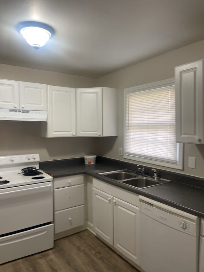 Building Photo - 6105 Trent Dr NW