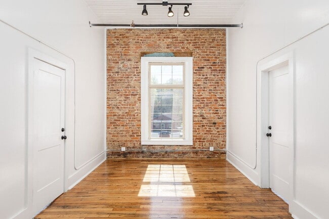 Building Photo - 1403 Huntsville Rd