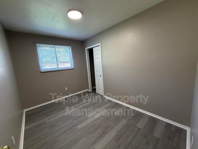 Building Photo - 1710 Kay Dr