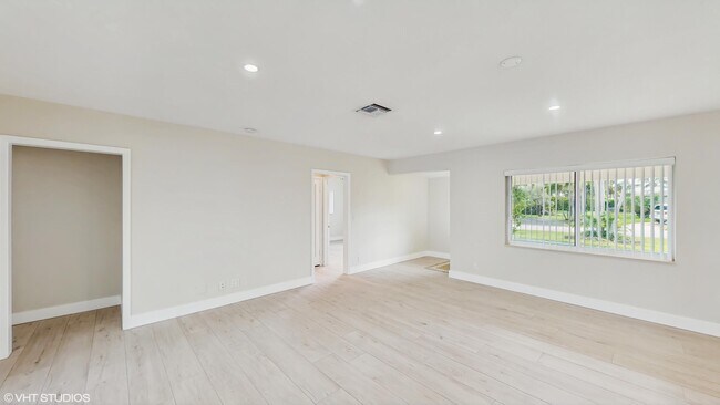 Building Photo - 221 Sudbury Dr