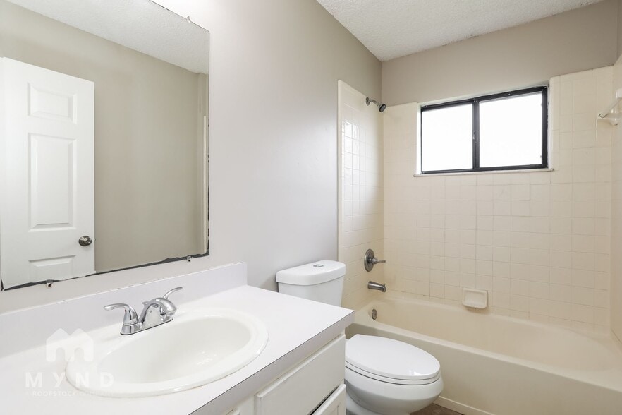 Building Photo - 398 Willow Green Dr