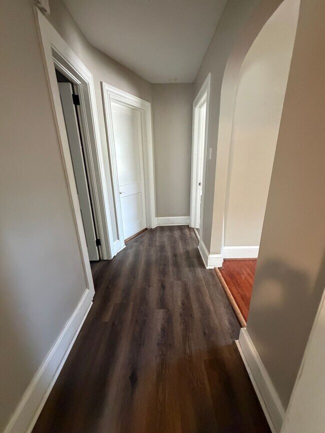 Building Photo - 2 Bed 1 Bath Home