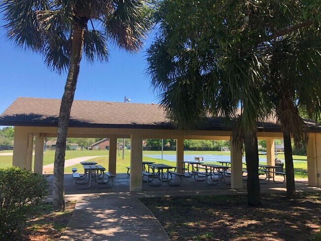 Building Photo - LARGE AND SPACIOUS 4/3 HOME IN EAST ORLANDO WEDGEFIED COMMUNITY
