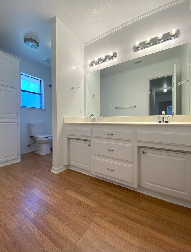 Building Photo - 1303 Falcon Trl