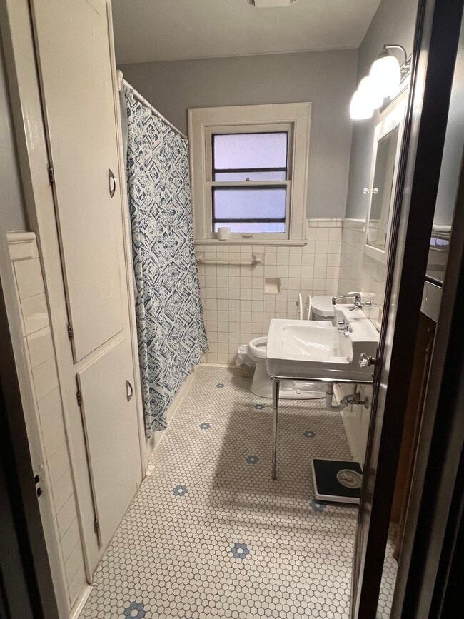 Building Photo - 702 N Raynor Ave