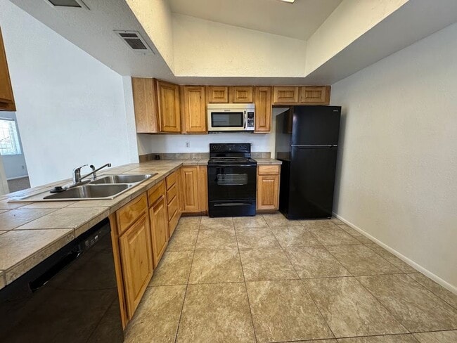 Building Photo - Bright & Spacious 2 Bedroom Condo with Vaulted Ceilings in Phoenix