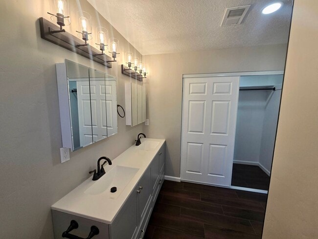 Building Photo - ***NEW*** 3-bedroom, 2-bath home in Albuquerque with all the modren finishes!
