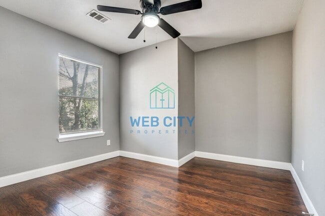 Building Photo - 1323 Grinnell St