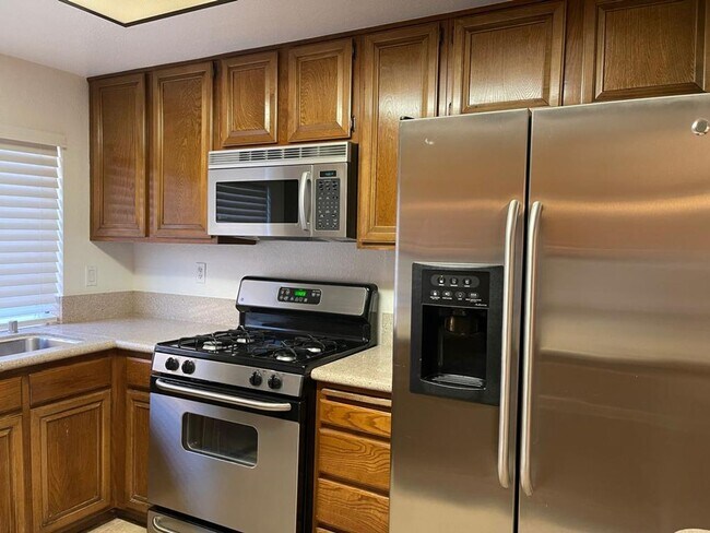 Building Photo - Furnished Tri-Level Townhome | 3BR/3BA | P...