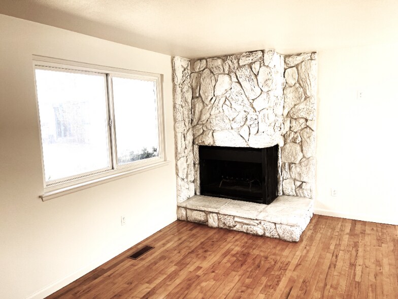 Building Photo - 100 Opalite Ct