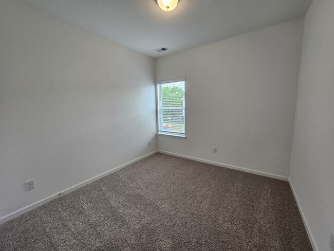 Building Photo - 129 Rosebush Ln