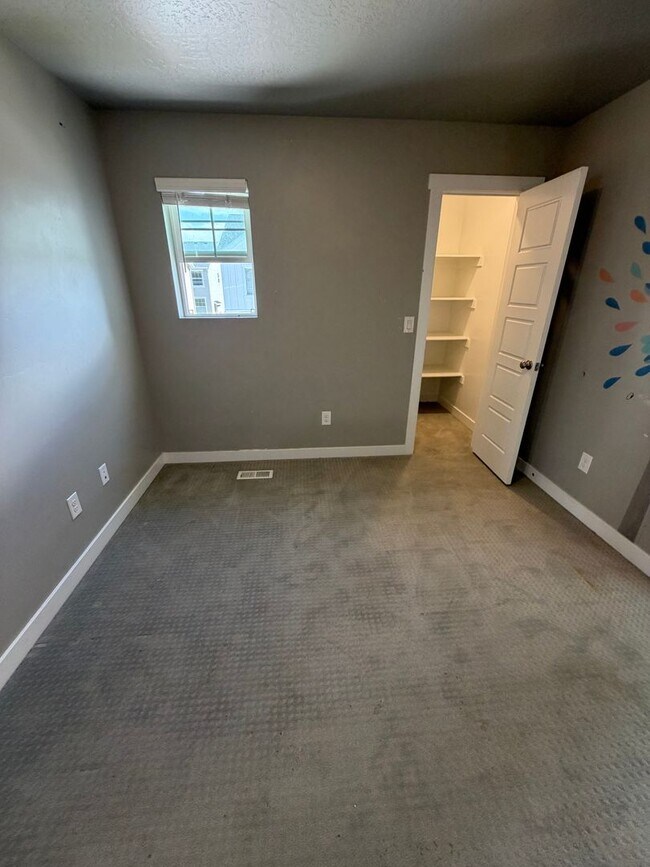 Building Photo - Beautiful 5-Bedroom Home in Lehi - Plenty of Storage!
