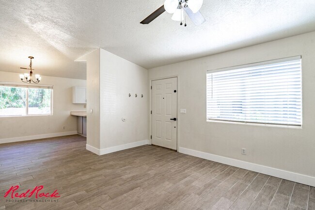 Building Photo - Small Dog Friendly! 3 Bedroom Single-Level...