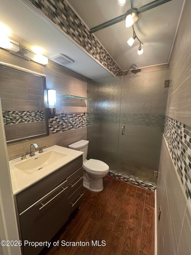 Building Photo - 220 Linden St