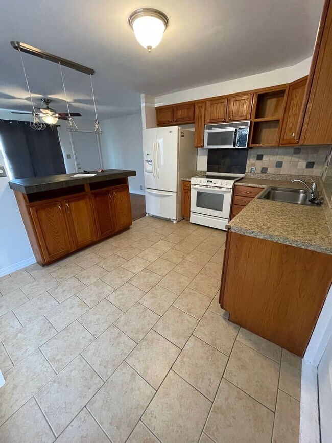 Building Photo - 2 Bedroom, 1 bathroom with Detached Garage!