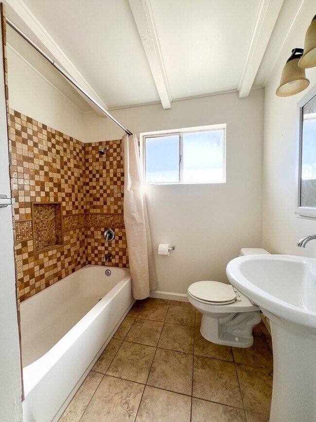 Building Photo - A 3 Bedroom 2 Bath Home with Guest House