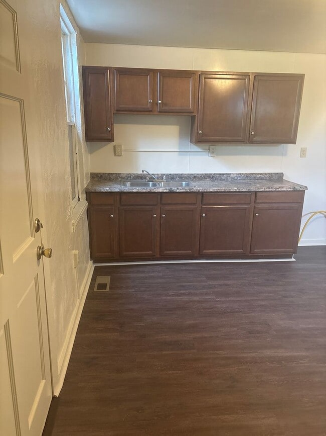 Building Photo - 3 Bedroom House, Parking, Yard-York City SD