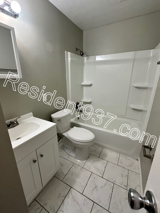 Building Photo - 3 Bedroom 1 Bath