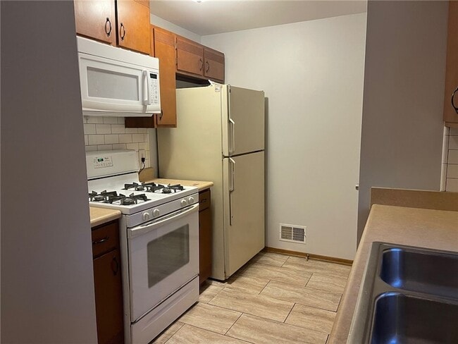 Building Photo - 214 E Spruce St