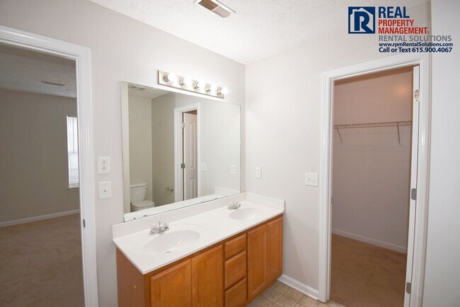 Building Photo - Adorable 3 bd house in the heart of Murfreesboro! Attached Garage!