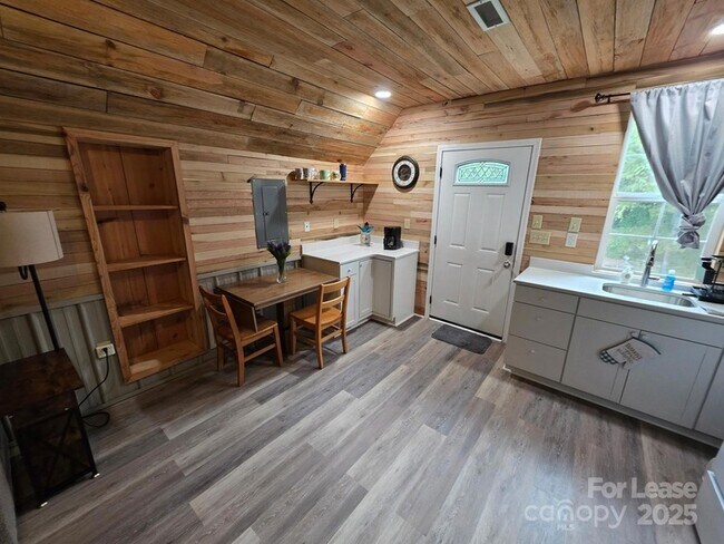 Building Photo - 820 Clearview Rd