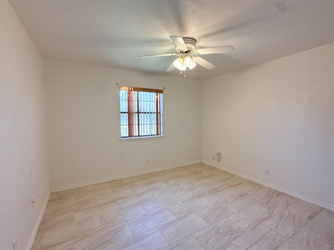 Building Photo - 201 Gumwood Ln