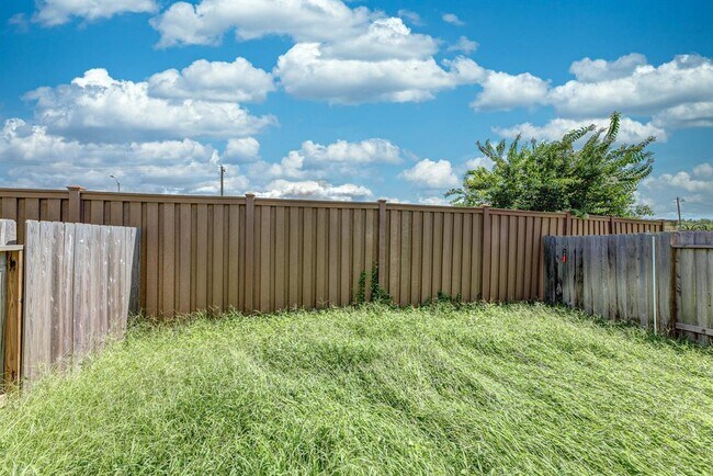 Building Photo - 3418 Avondale Vw Dr