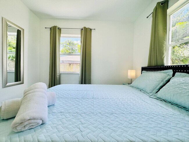 Building Photo - 133 SW 22nd Terrace