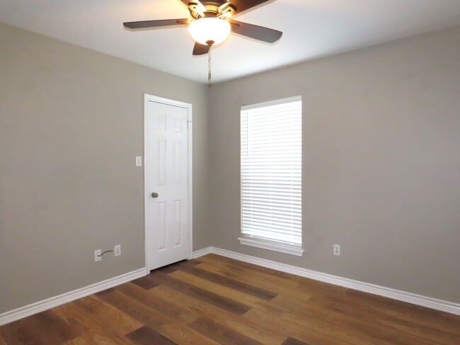 Building Photo - Gorgeous 3 Bedroom, 2 Bath Home in Flint!