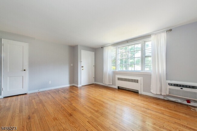 Building Photo - 445 Morris Ave