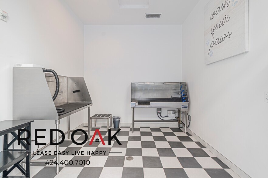 Building Photo - 1860 N Western Ave