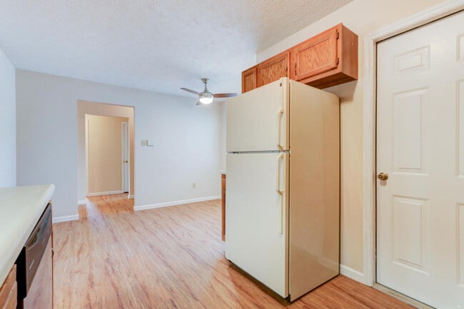 Building Photo - Knoxville 37919 - 3 bedroom, 2 bath home with a bright sunroom - Contact Ray Gaudet RAYGAUDET@OUT...