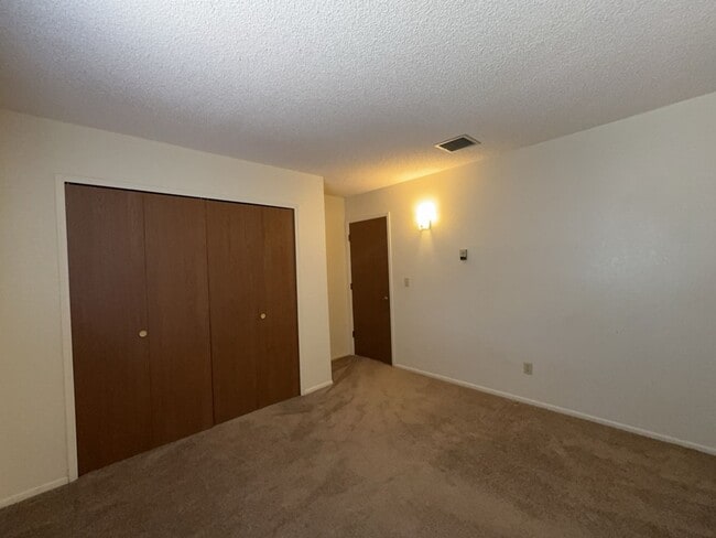 Building Photo - Large 2 bedroom 1.5 bath - Available Now!