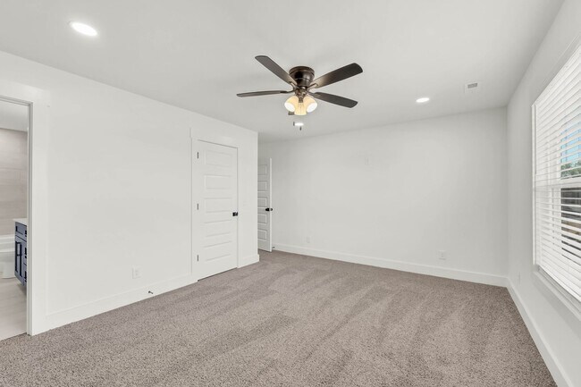 Building Photo - 352 Front Rdg Cir