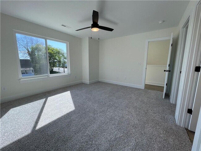 Building Photo - Single Family Home in Seneca!