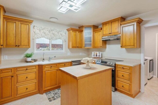 Building Photo - 512 Samana Way