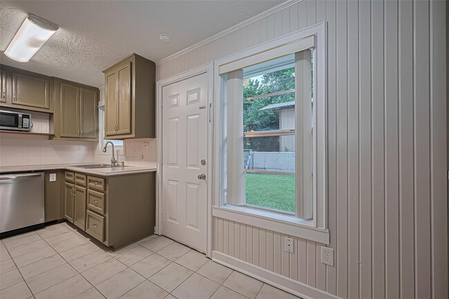 Building Photo - 1372 W Pine Lake Cir