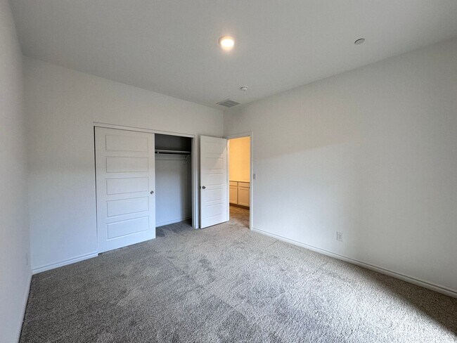 Building Photo - 329 Laurel Peak Dr