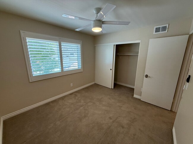 Building Photo - Spacious 3-Bed, 2-Bath End-Unit Townhome w...