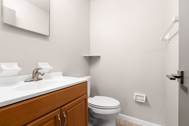 Building Photo - 2 Bed 1.5 Bath Condo