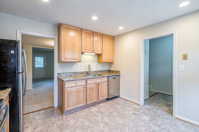 Building Photo - Location is Everything With This 3 Bed 3.5 Bath Townhouse in Hampton Court Community