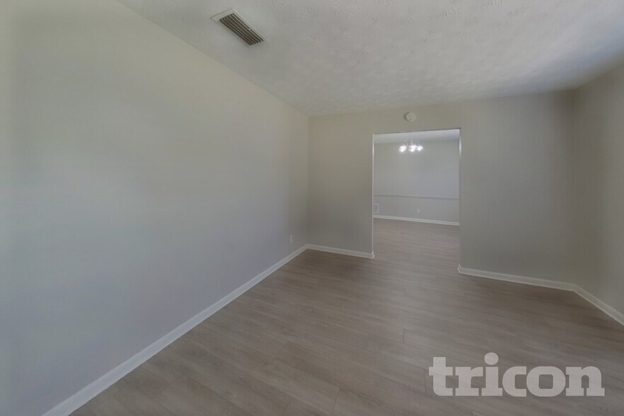 Building Photo - 671 Custer Cir