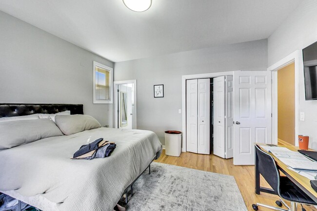 Building Photo - 1330 W Fletcher St