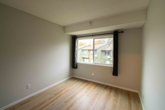 Building Photo - Charming 3 Bed 1.5 Bath Townhome in Wood Village!