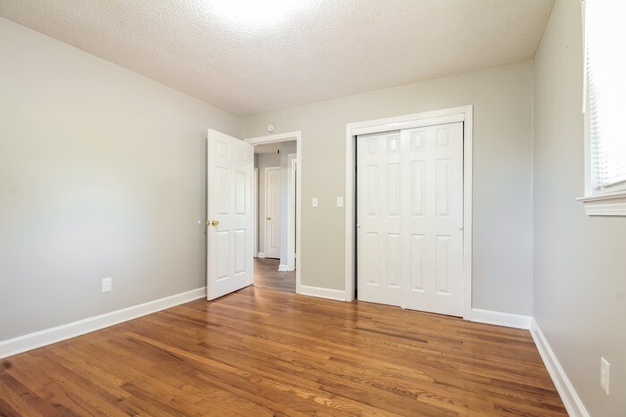 Building Photo - 305 Maple Dr