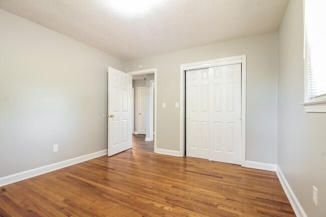 Building Photo - 305 Maple Dr